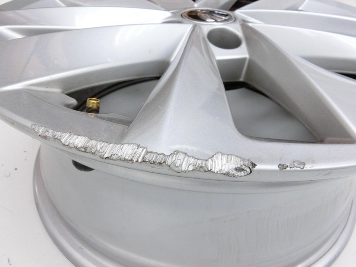 Skoda Kamiq NW4 19-23 1x Felge Alufelge 5X100 6X16Zoll ET38 Skoda Kamiq NW4 19-23 27.02.2024 6S7601025AJ gebraucht Vorschau 3