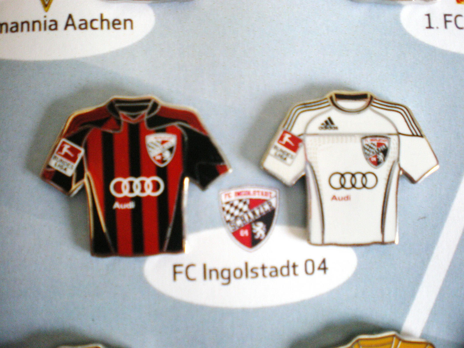 FC INGOLSTADT 04-2 TRIKOTPINS-AUDI WERBUNG-2.BUNDESLIGA 20112012-aus Pinrahmen-