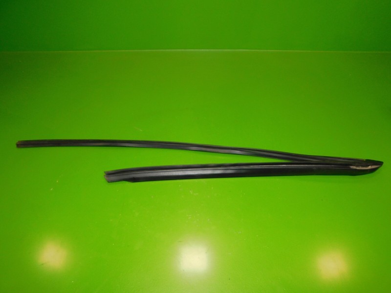 93-97 del Sol VTEC OEM passenger right door front glass rubber weather strip