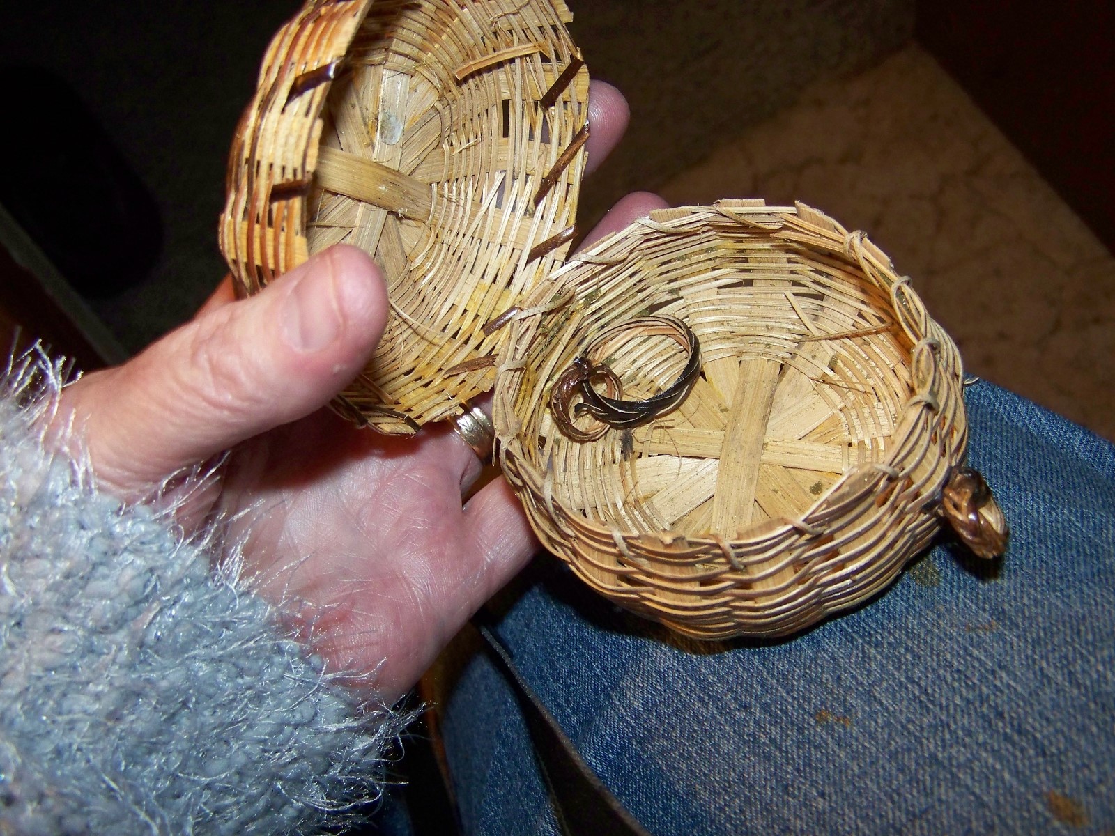 trinket wicker basket with lid approx 3 inches