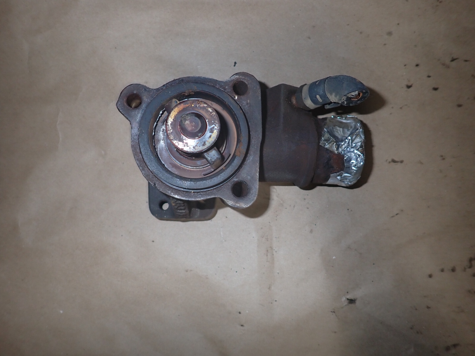 【雪太郎】 Komatsu SAA4D102E 2E PC Diesel Engine Thermostat Housing