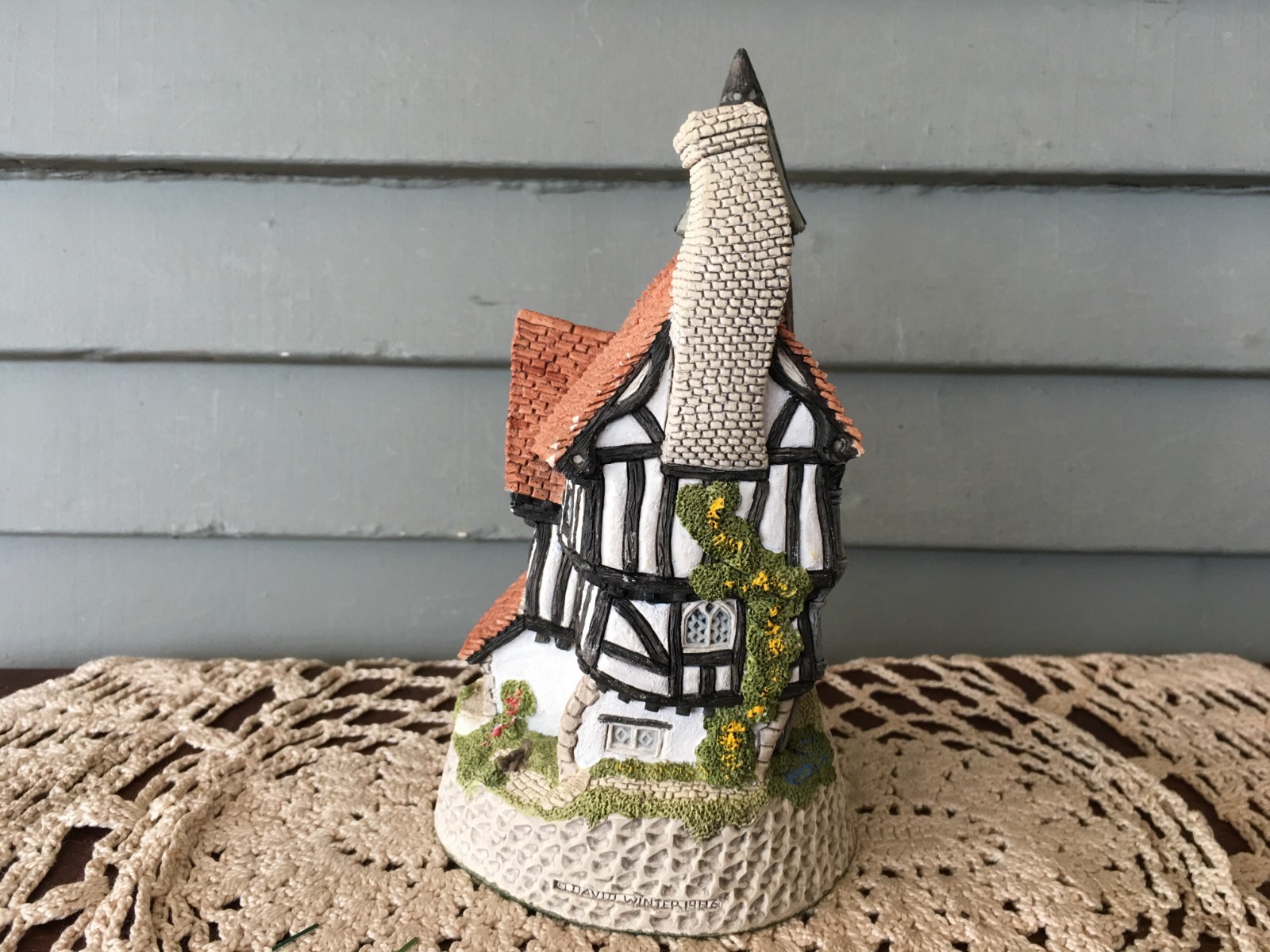 Vintage 1986 David Winter There was a Crooked House Christmas Cottage