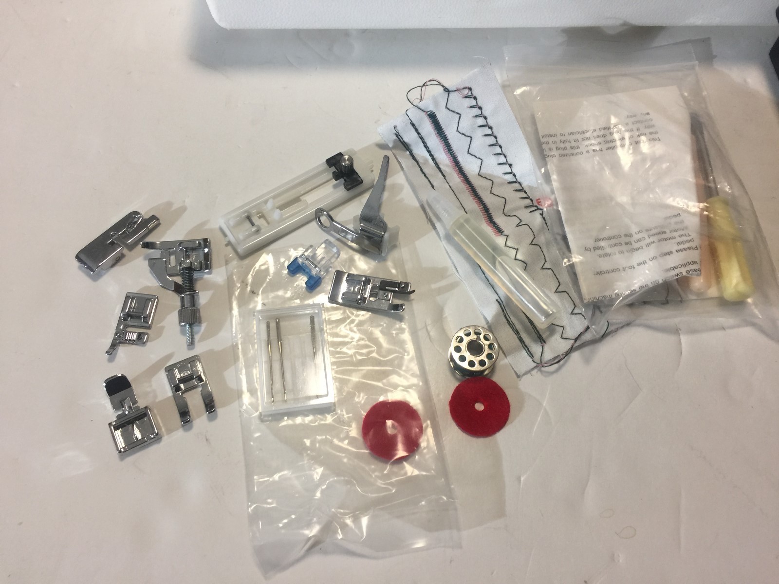 RARE MINT!!!!  SIMPLICITY 2507 SEWING MACHINE with hard case and extras!!!