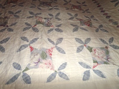 H-MADE 100% COTTON QUILT, INCURVED SQUARES W/FLOWER PETALS, 82X82, BLUES, HANGS