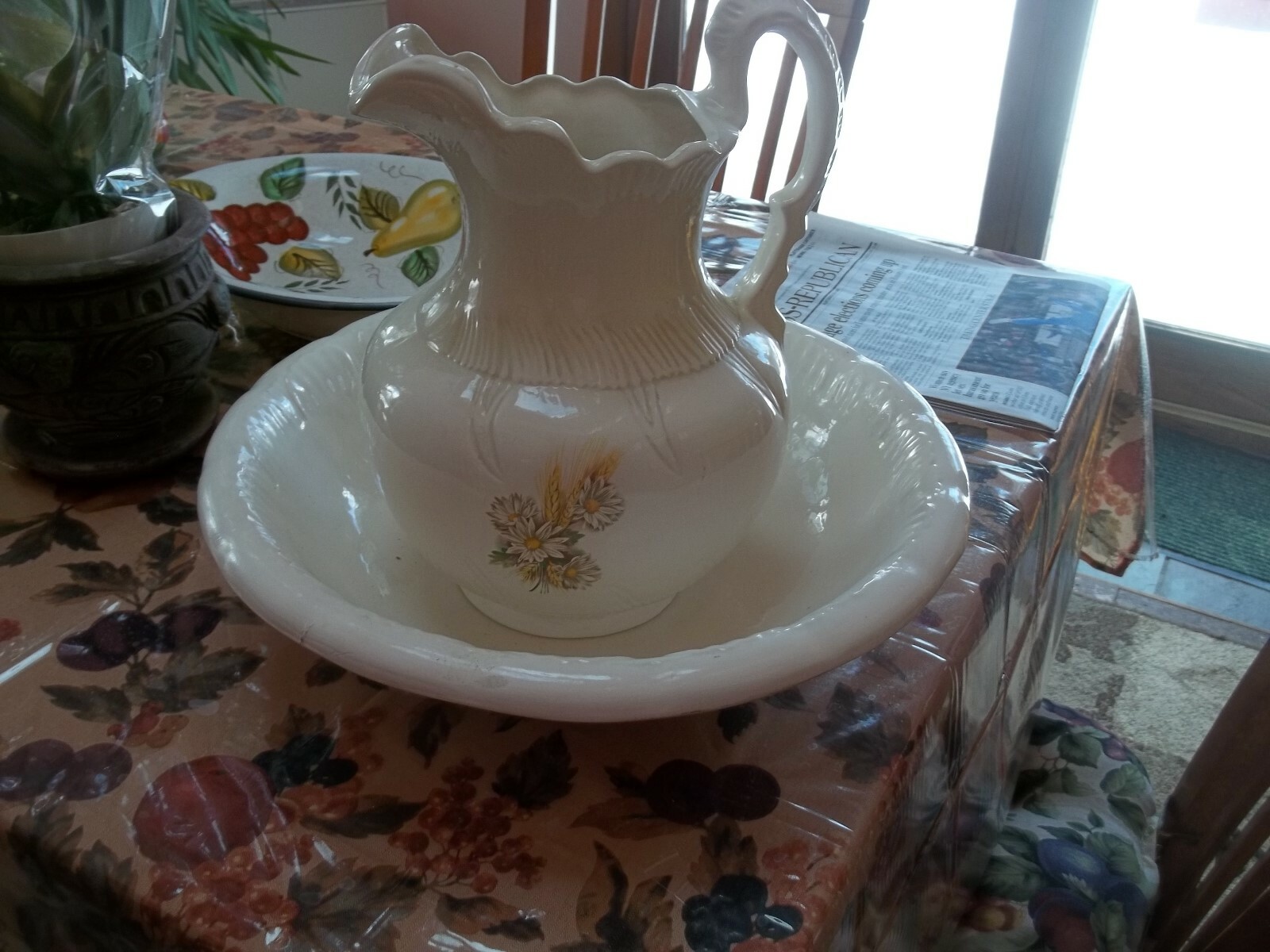 WASH BASIN AND WATER PITCHER, CEREMIC