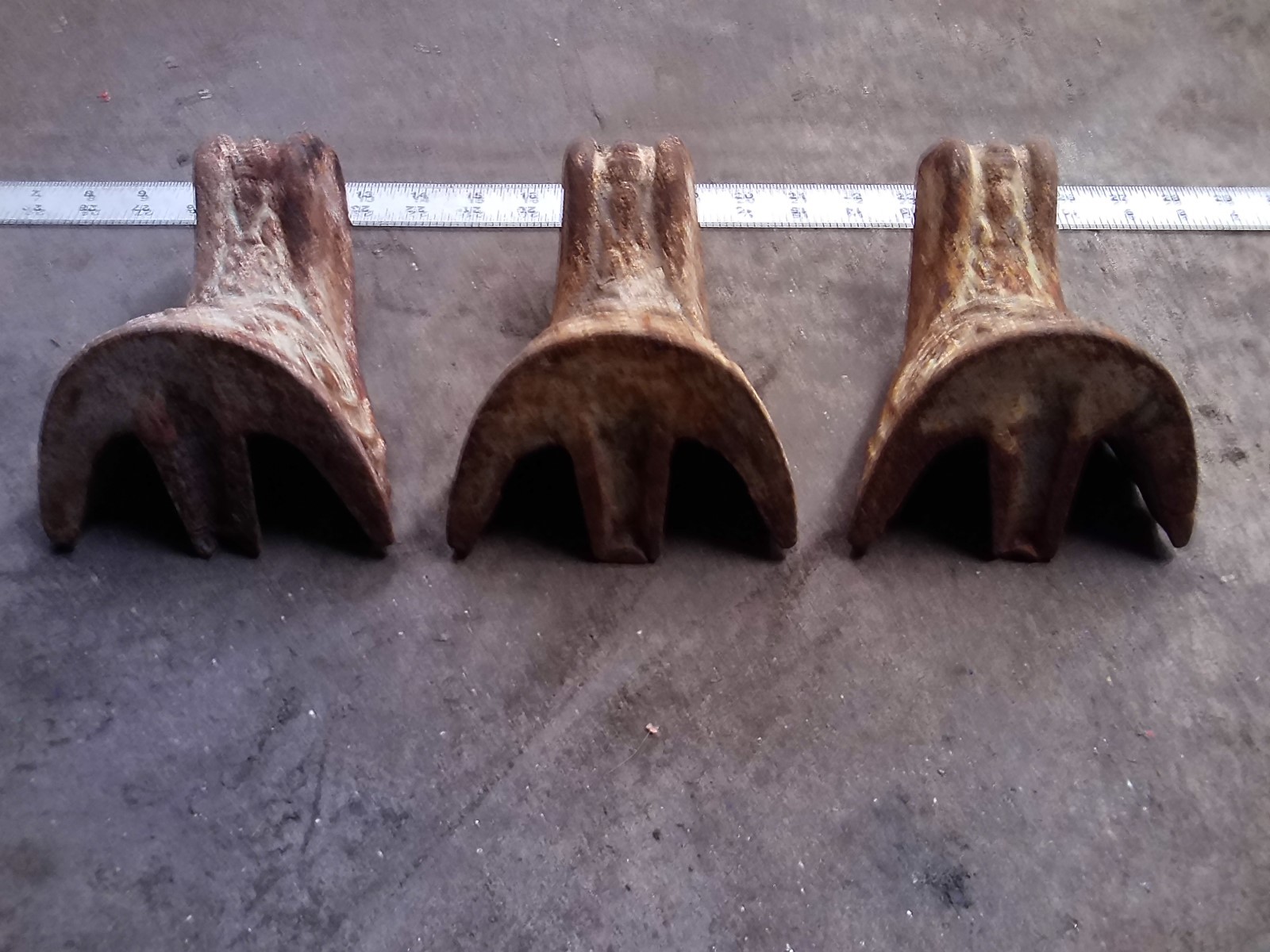 3 Vintage Cast Iron Feet Bath Tub/Stove