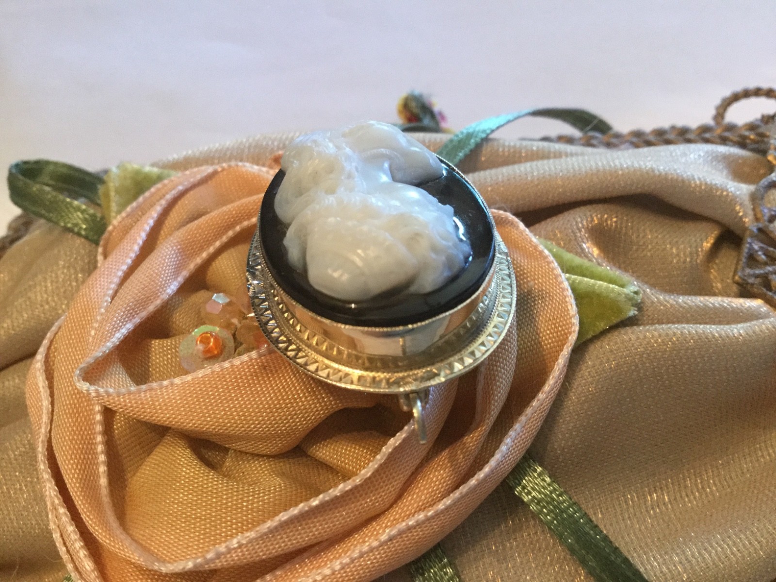 Antique vintage Victorian 14k hard stone cameo pin/brooch/pendant