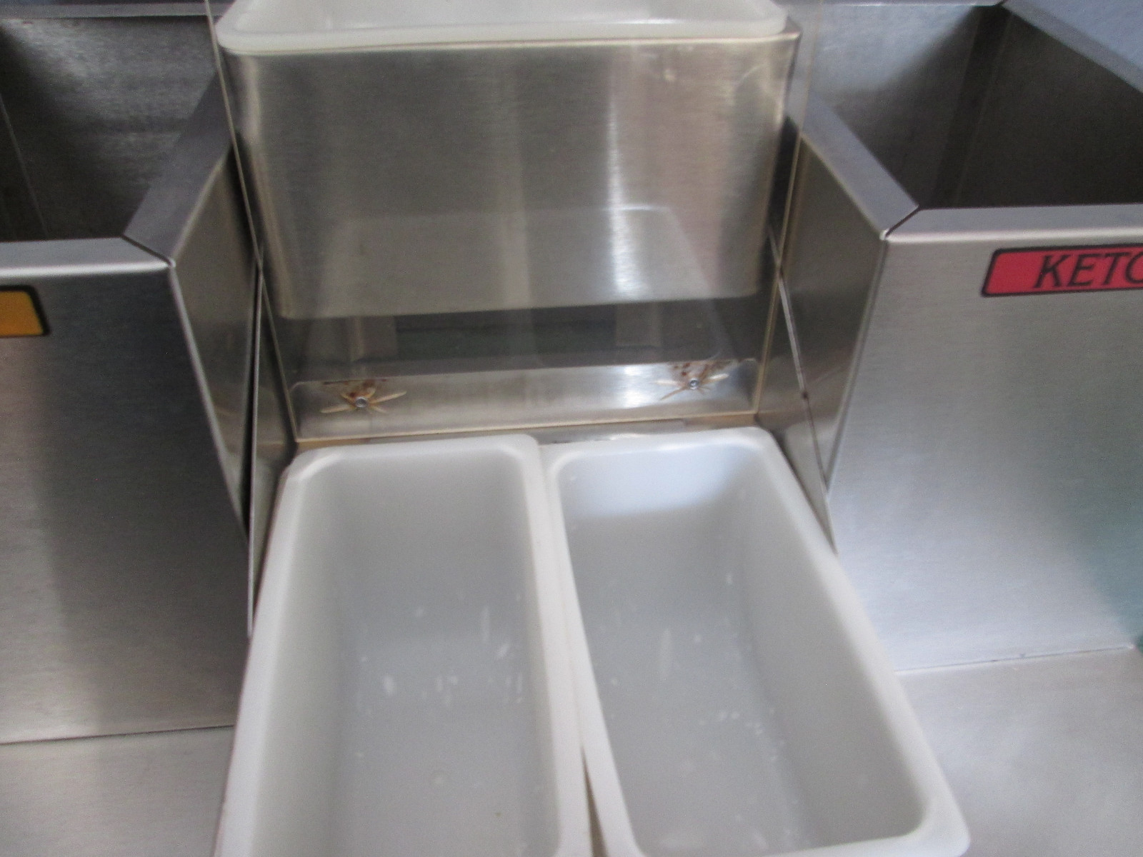 San Jamar Pump & Condiment Tray Center w/ (2) Inserts & (2) Pump Box