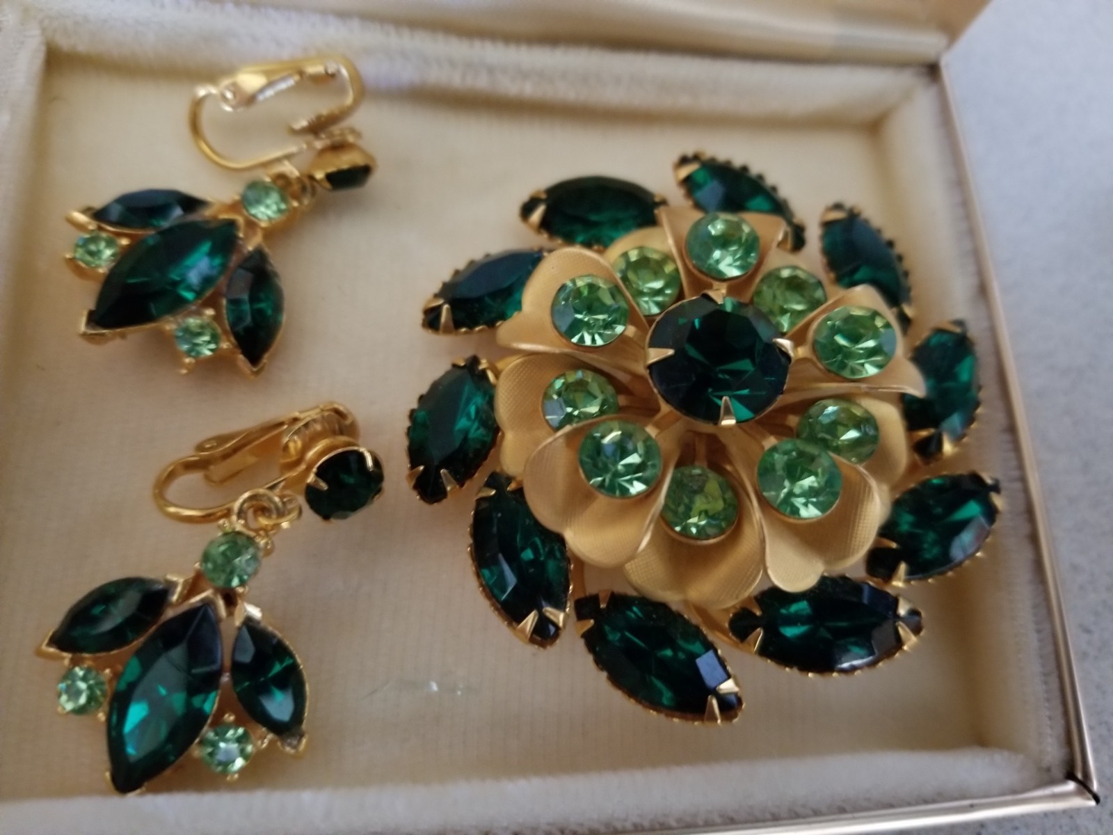 Vintage Giovanni by Langcraft Emerald Greens Brooch & Matching clip Earrings