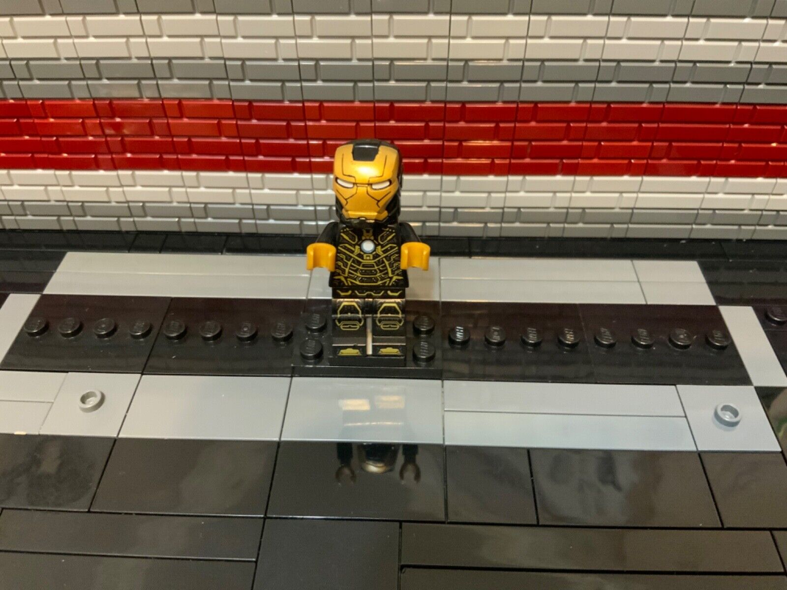 LEGO Iron Man Minifigure Mark 41 Armor Trans Clear Head LEGO Iron Man Minifigure Mark 41 Armor Trans Clear Head