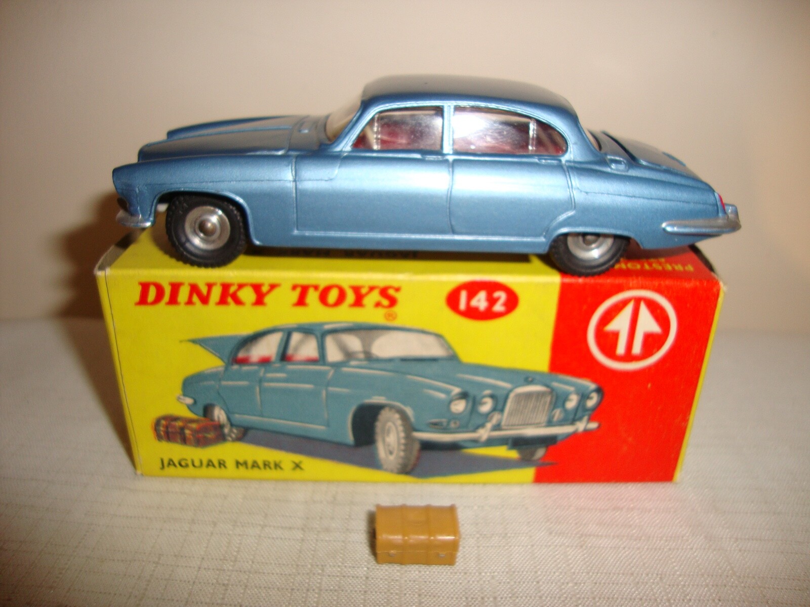 DINKY TOYS 142 JAGUAR MARK X - EXCELLENT in original BOX DINKY TOYS 142 JAGUAR MARK X - EXCELLENT in original BOX