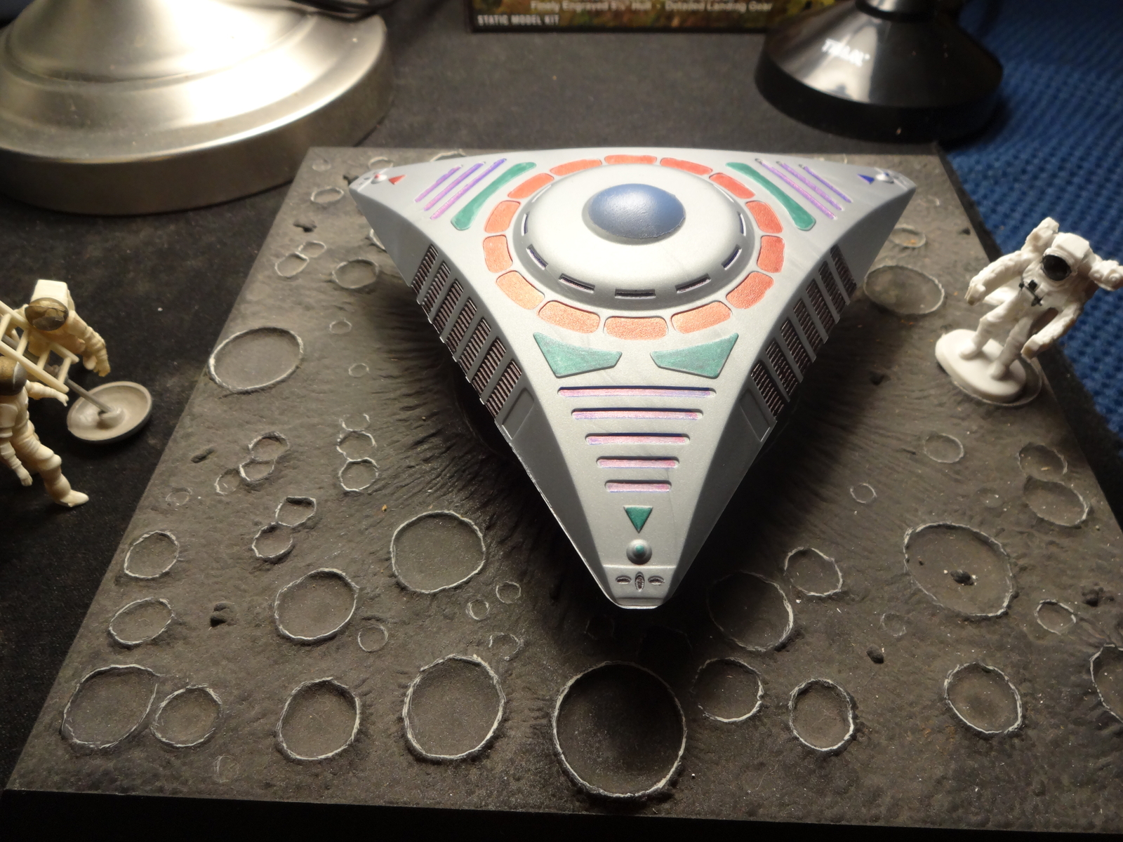 Triangular SpaceCraft TR3E UFO Model Kit Silver Edition Atlantis Toy