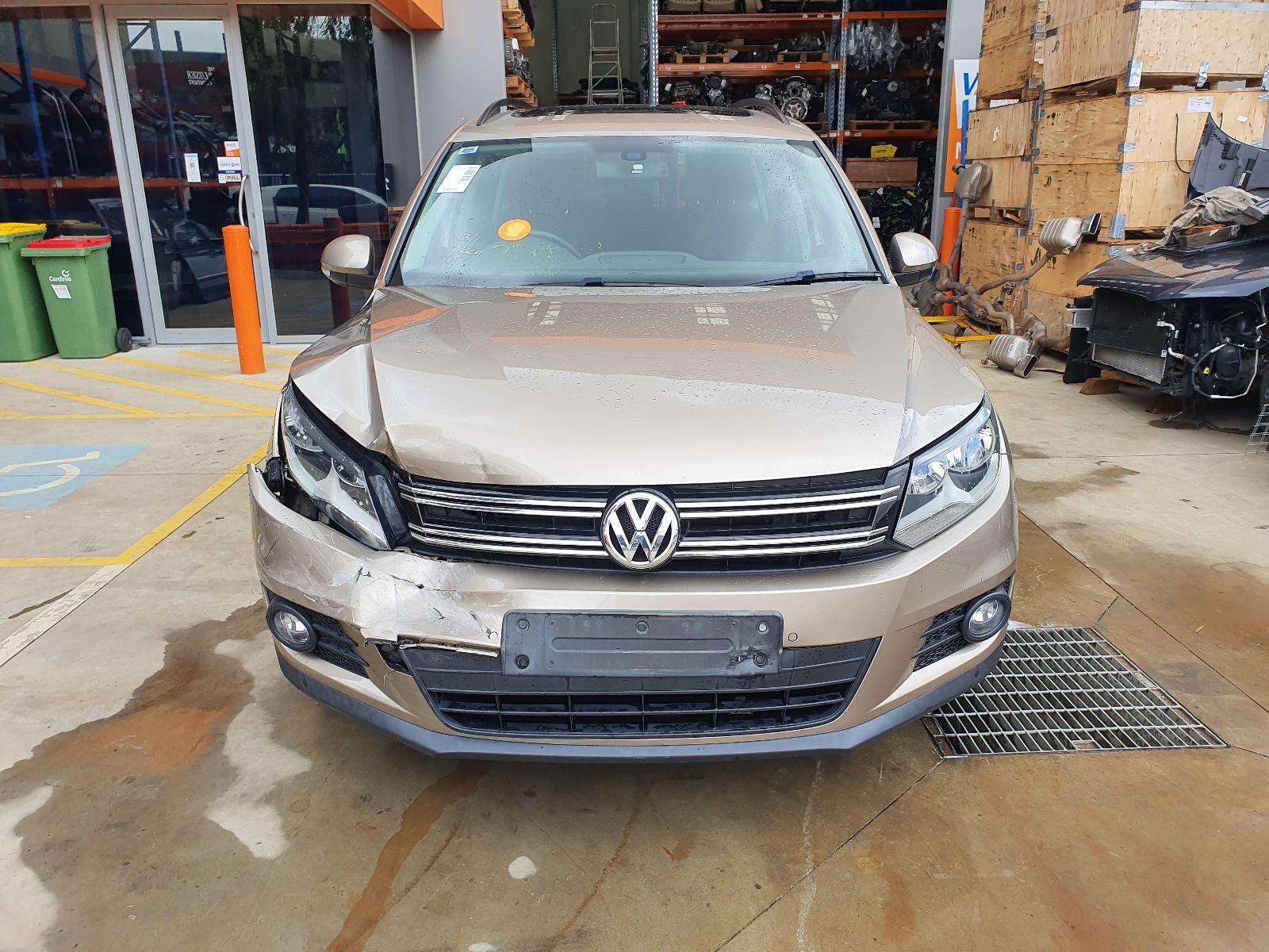 2013 Tiguan VW POWER WINDOW SWITCH RH FRONT (MASTER SWITCH) W/O CHROME ON SW image 3