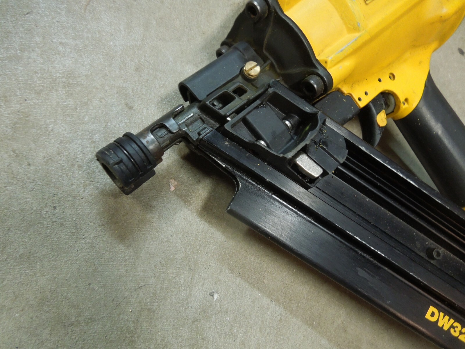 DEWALT DW325PL  21” Plastic Collated Framing Nailer