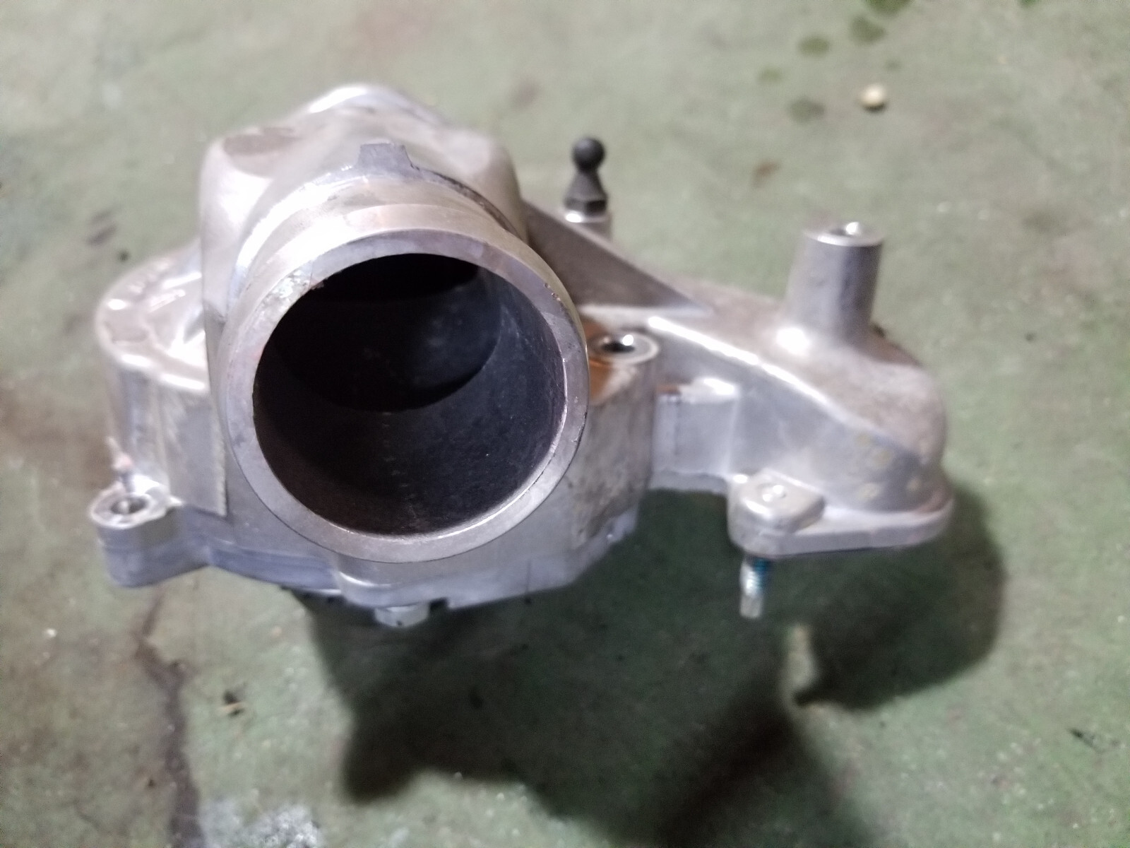 L5P 6.6L DURAMAX GM  12680257  WATER PUMP - Picture 2 of 9