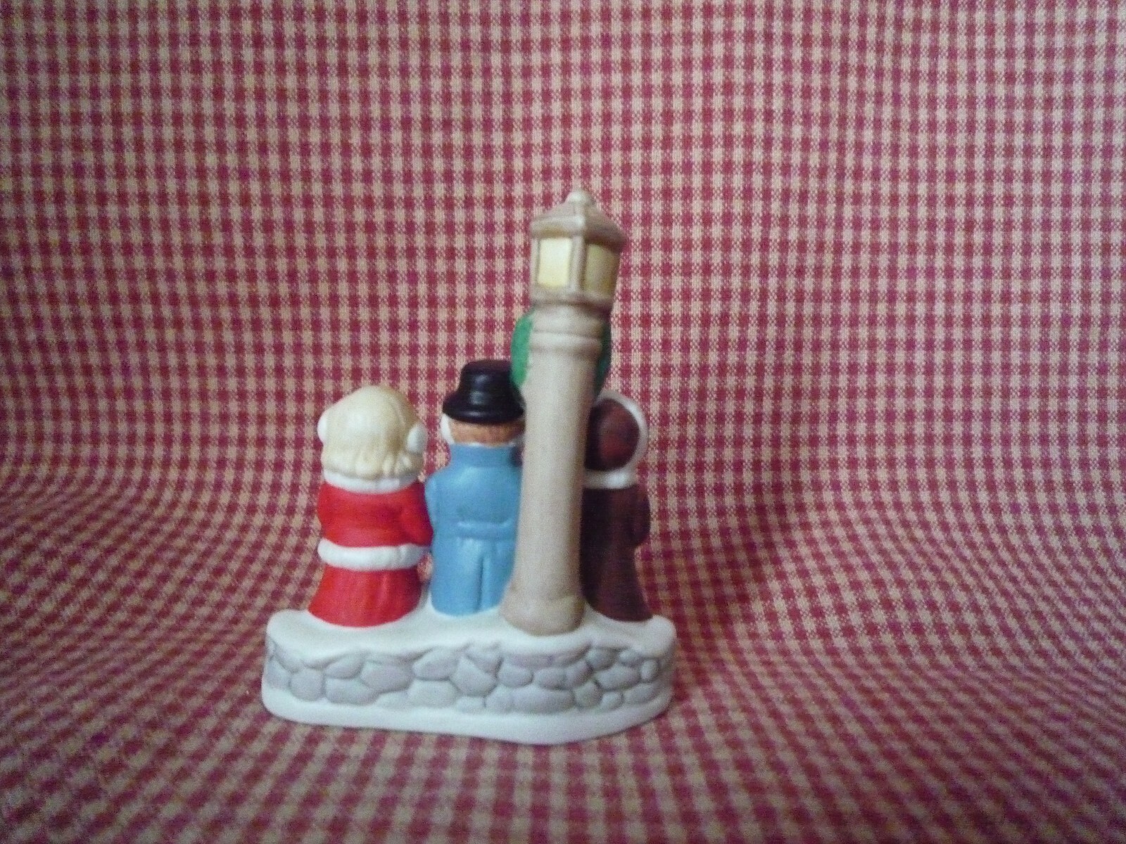 LEFTON COLONIAL CHRISTMAS VILLAGE -  3 CHILDREN BY LAMP POST CAROLING