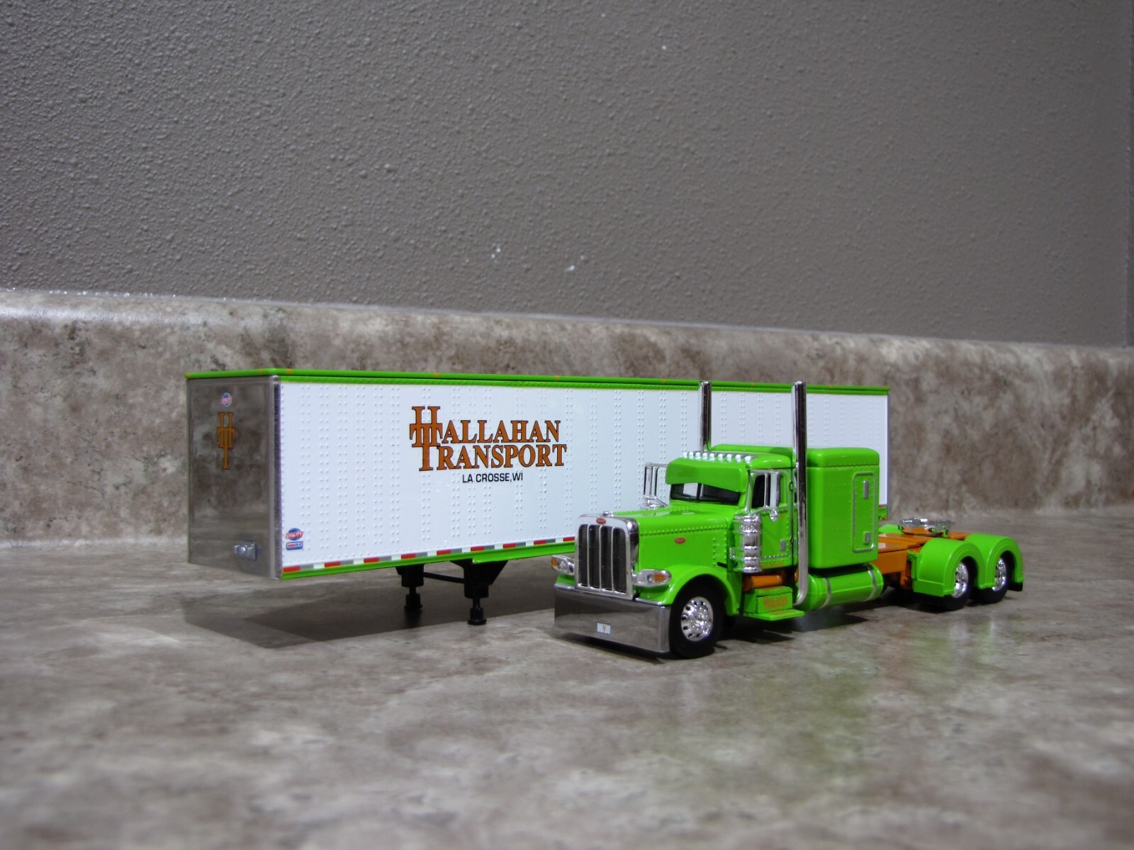 DCP 1/64 Big Rigs Hallahan Peterbilt 389 Utility Trailer 60