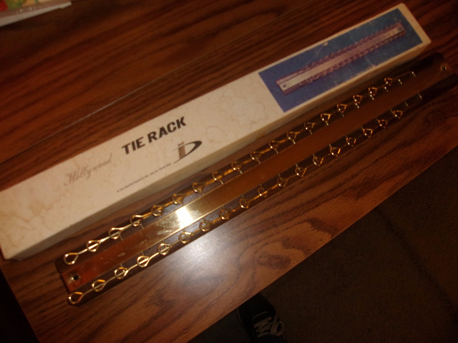 VINTAGE HOLLYWOOD TIE RACK  19