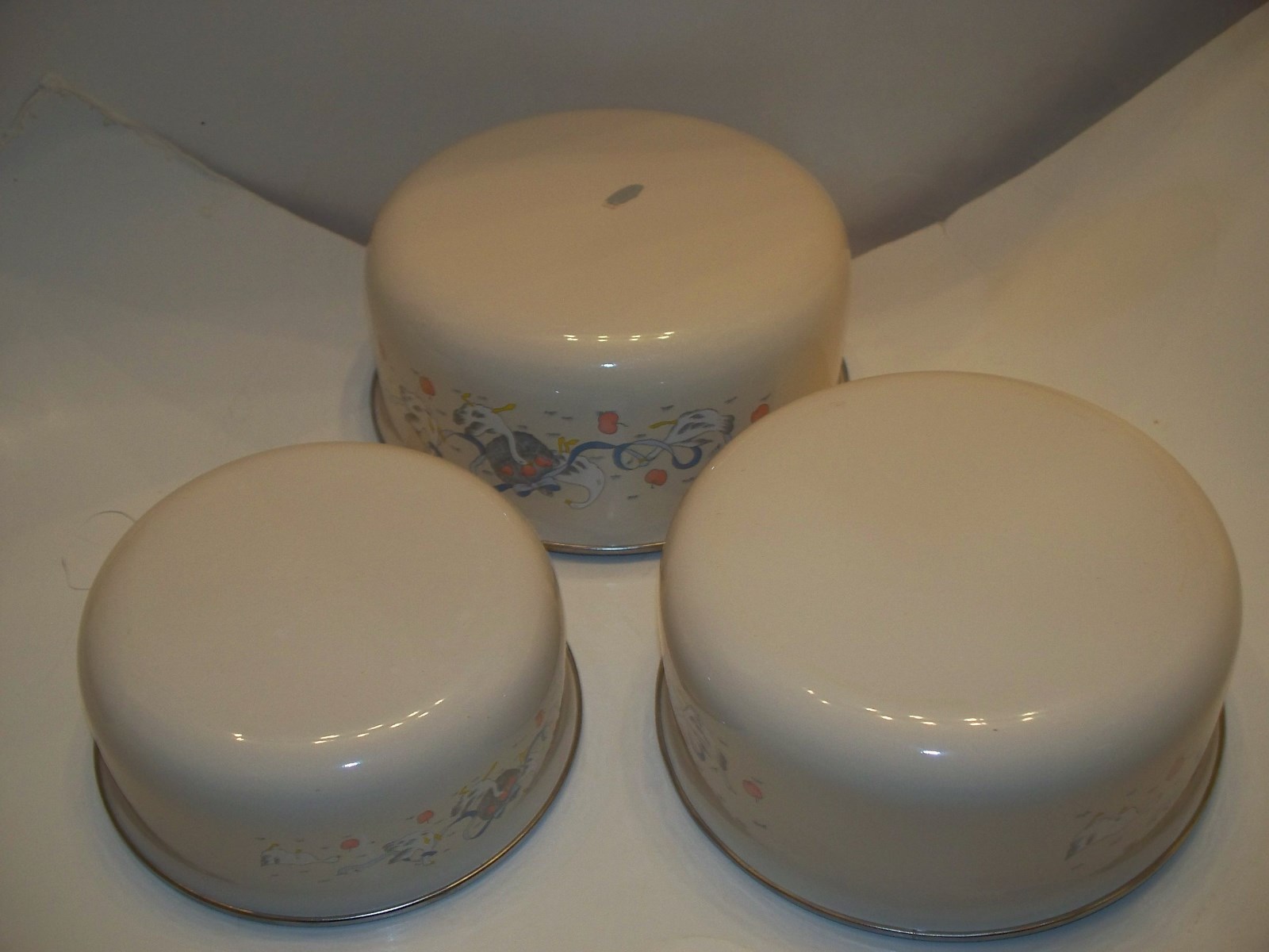 International Marmalade Goose Ribbon Fruit Set of 3 Enamel Mixing Bowls Unused