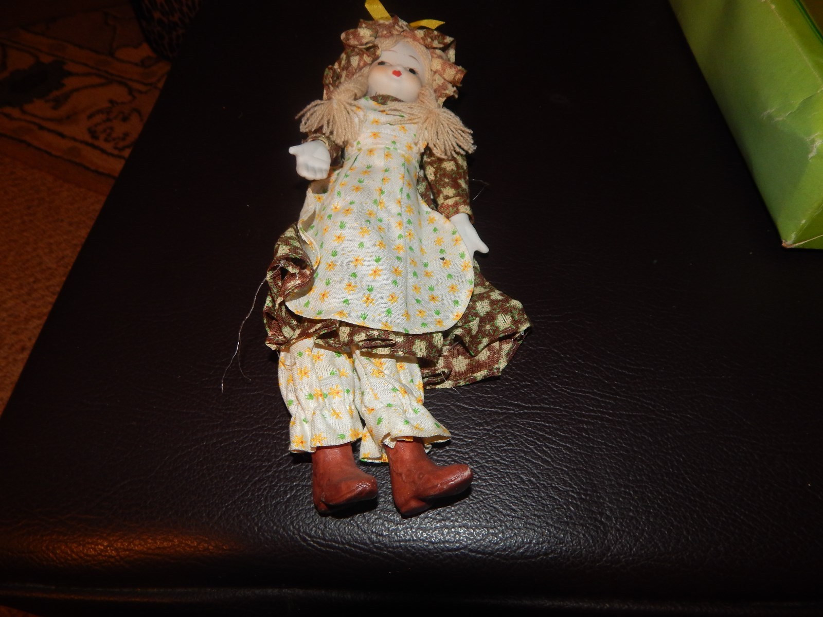 VINTAGE PORCELAIN DOLL ANTIQUE STYLE WITH BENDABLE ARMS AND LEGS