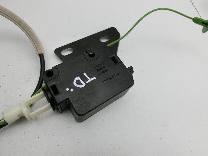 BMW E63 6er 650i 07-10 Tankdeckel Stellmotor Tankklappenmotor BMW E63 6er 650i 07-10 08.02.2008 67116987635 6987635... Vorschau 3