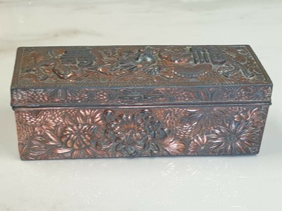 made in China pre-2000. Pair of vintage hexagonal Chinese wooden trinket boxes lacquered exterior and fabric-lined interior with fitted lid