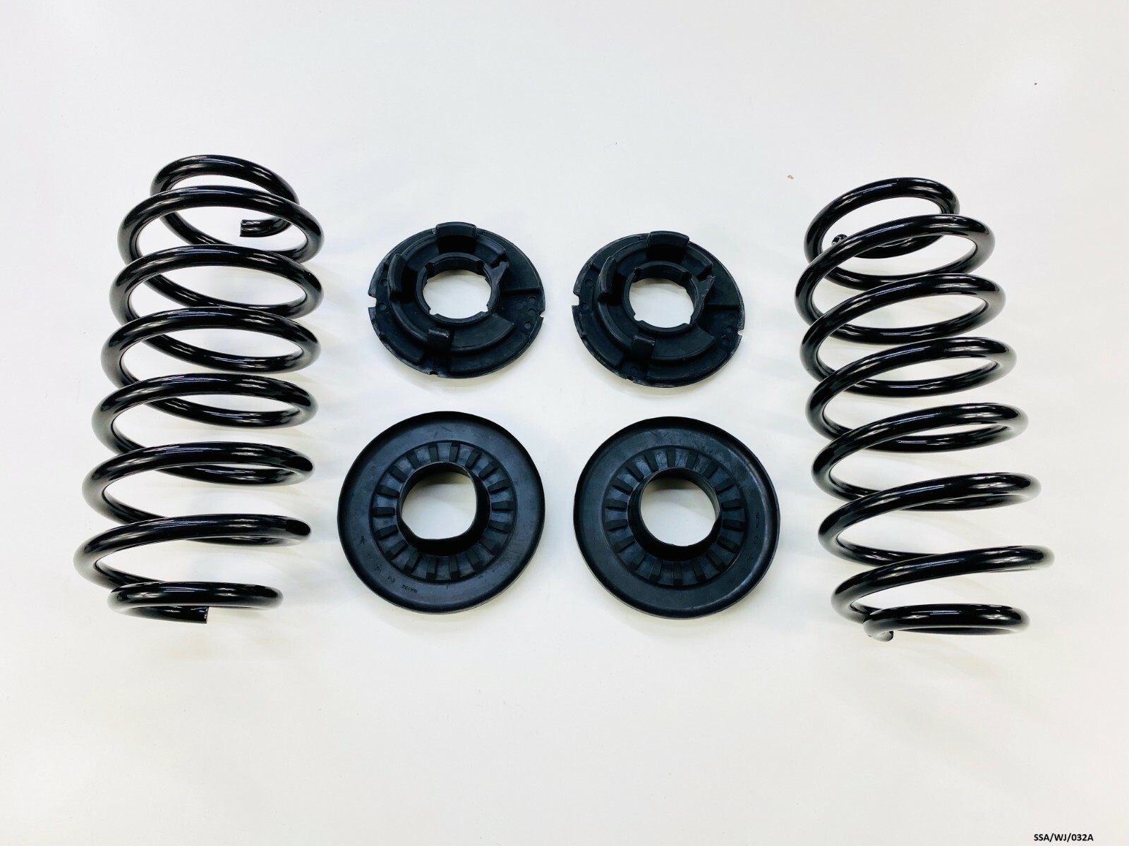 2x Rear Coil Spring & Isolators for Jeep Grand Cherokee WJ 19992004