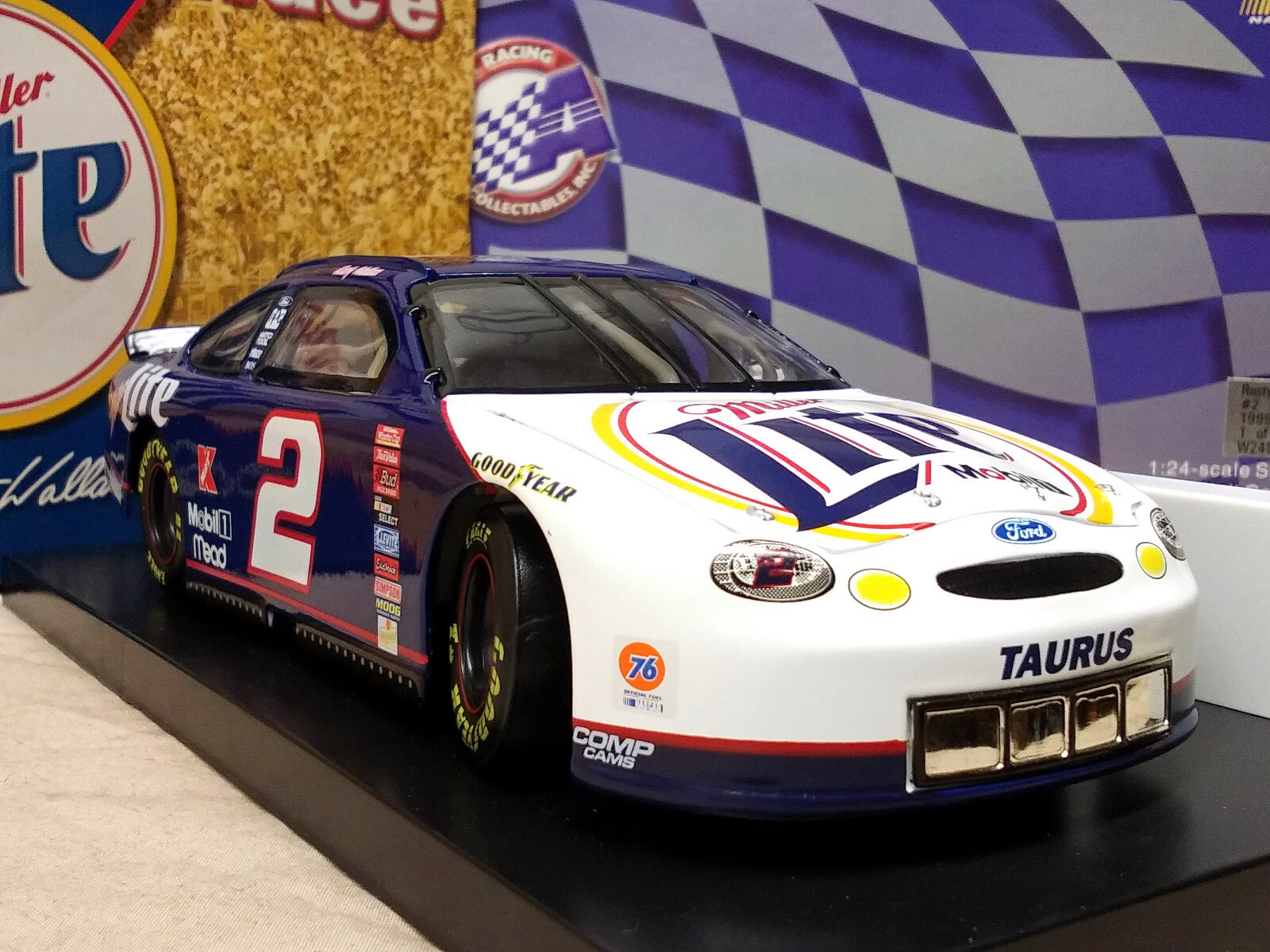 ミニカー Ford Taurus and Tool Box #99 Hot Wheels Valvoline Ford Taurus and Tool Box Roush Racing