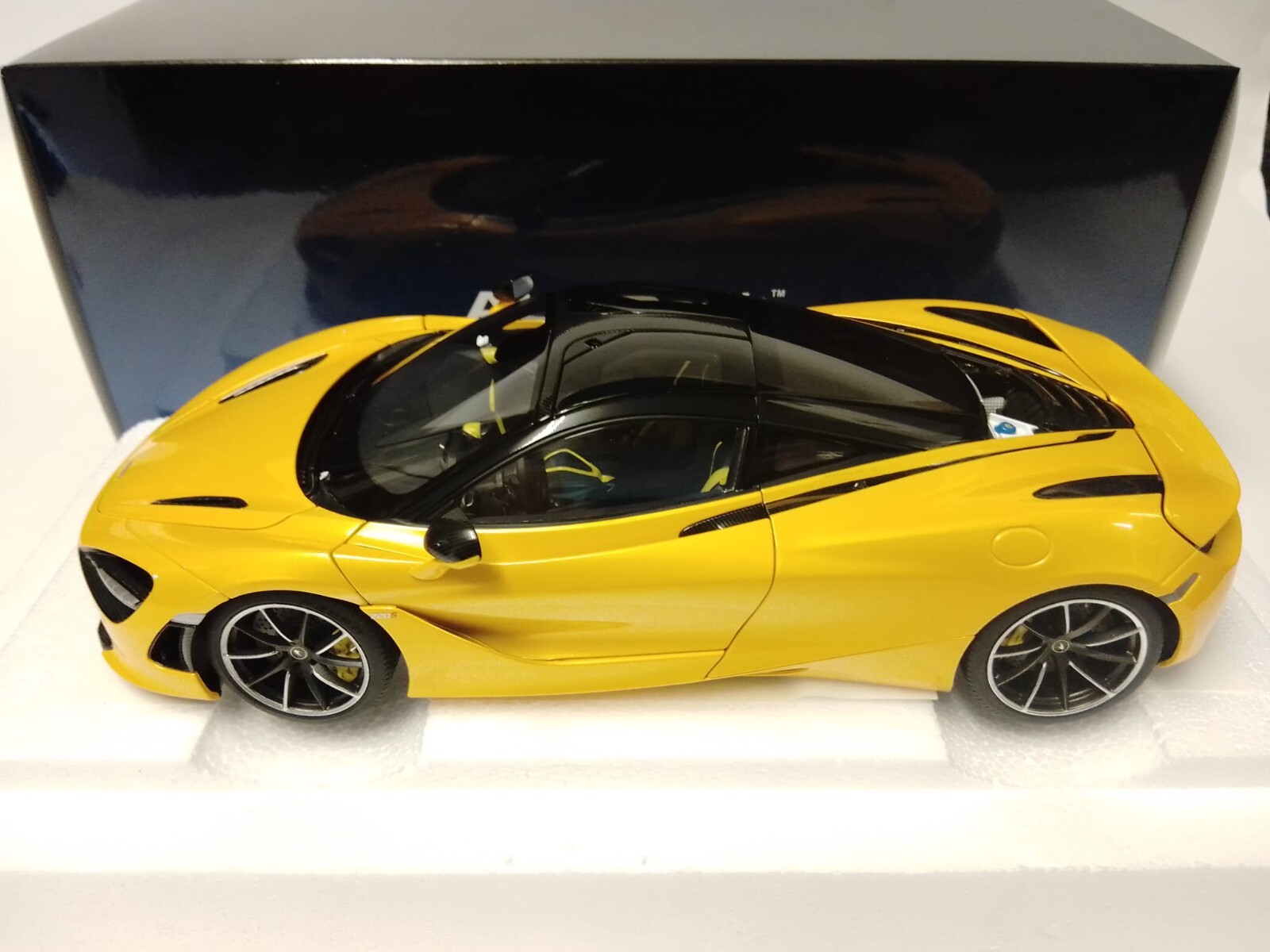 マクラーレン 720s スパイダー 1/18 イエロー 1:18 Scale AUTOart Models McLaren 720S in Volcano Yellow