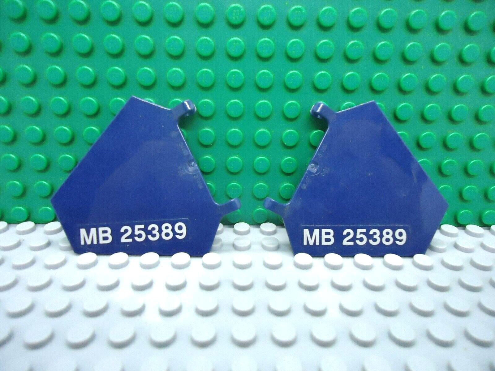 レゴ  ボード Lego 2 Dark Blue clip on 5x7 trapezoid with sticker MB 25389