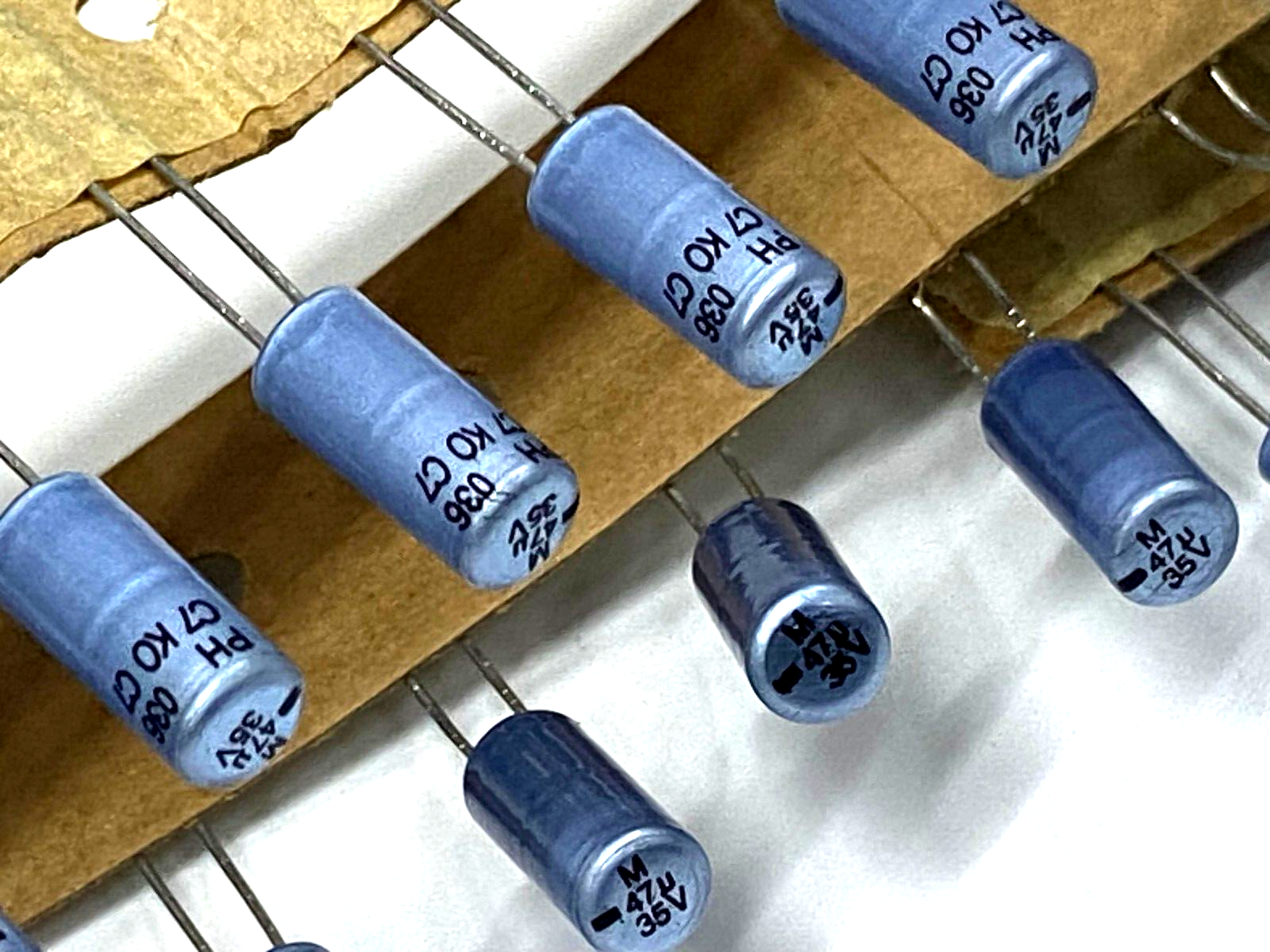 4pcs - PHILIPS 036 47uF (47µF) 35V MAL203690094E3 Capacitor