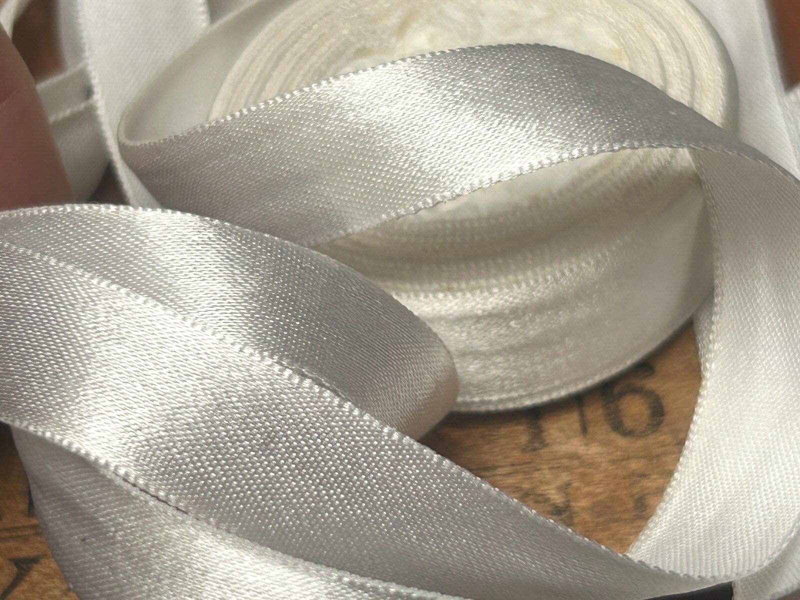 【 YILON MADE】Satin ribbon tops ホワイト YILON Satin ribbon tops アイボリー 即購入⭕️ - メルカリ