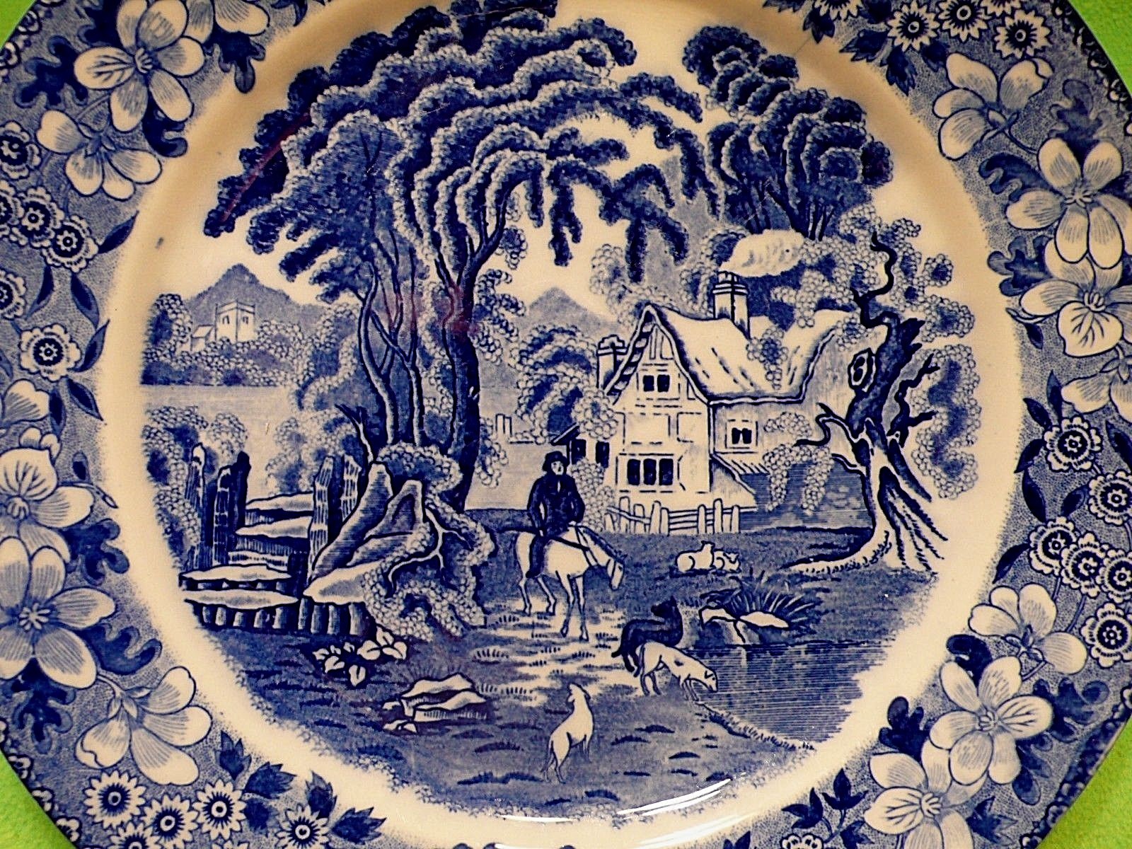 Set of 2 vintage Blue Willow style plates w/ HUNTER on horseback & dogs. 8 7/8 W