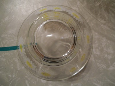 LARGE CLEAR GLASS SALAD OR CHIP BOWL WITH DAISY PATTERN