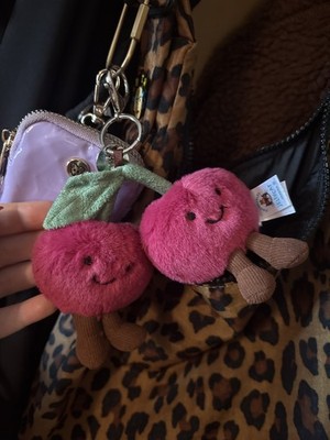 ジェリーキャット Cherries Bag Charm 新品・タグ付き Jellycat Cherries Bag Charm – Hopscotch Kids OR
