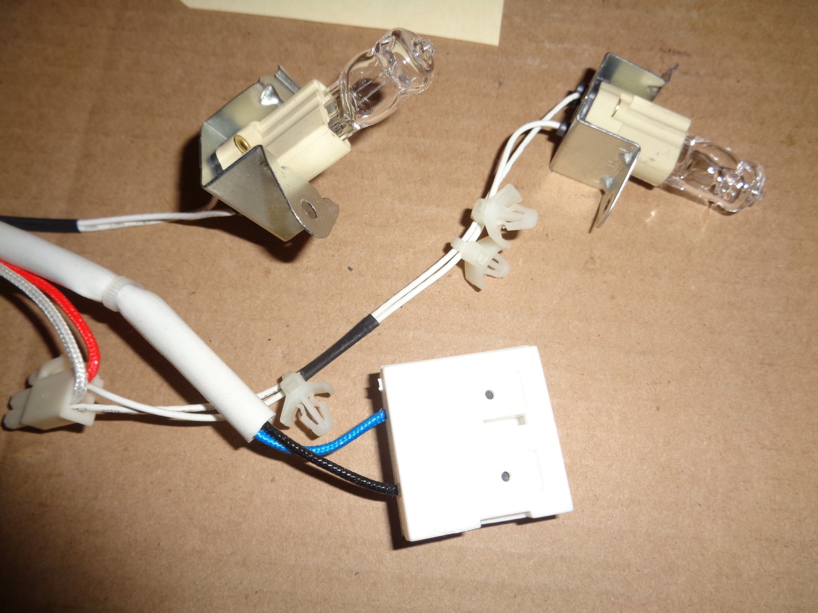 KitchenAid Microwave 2 Light Socket Assembly w/ plug KMHC319ESS - SD565