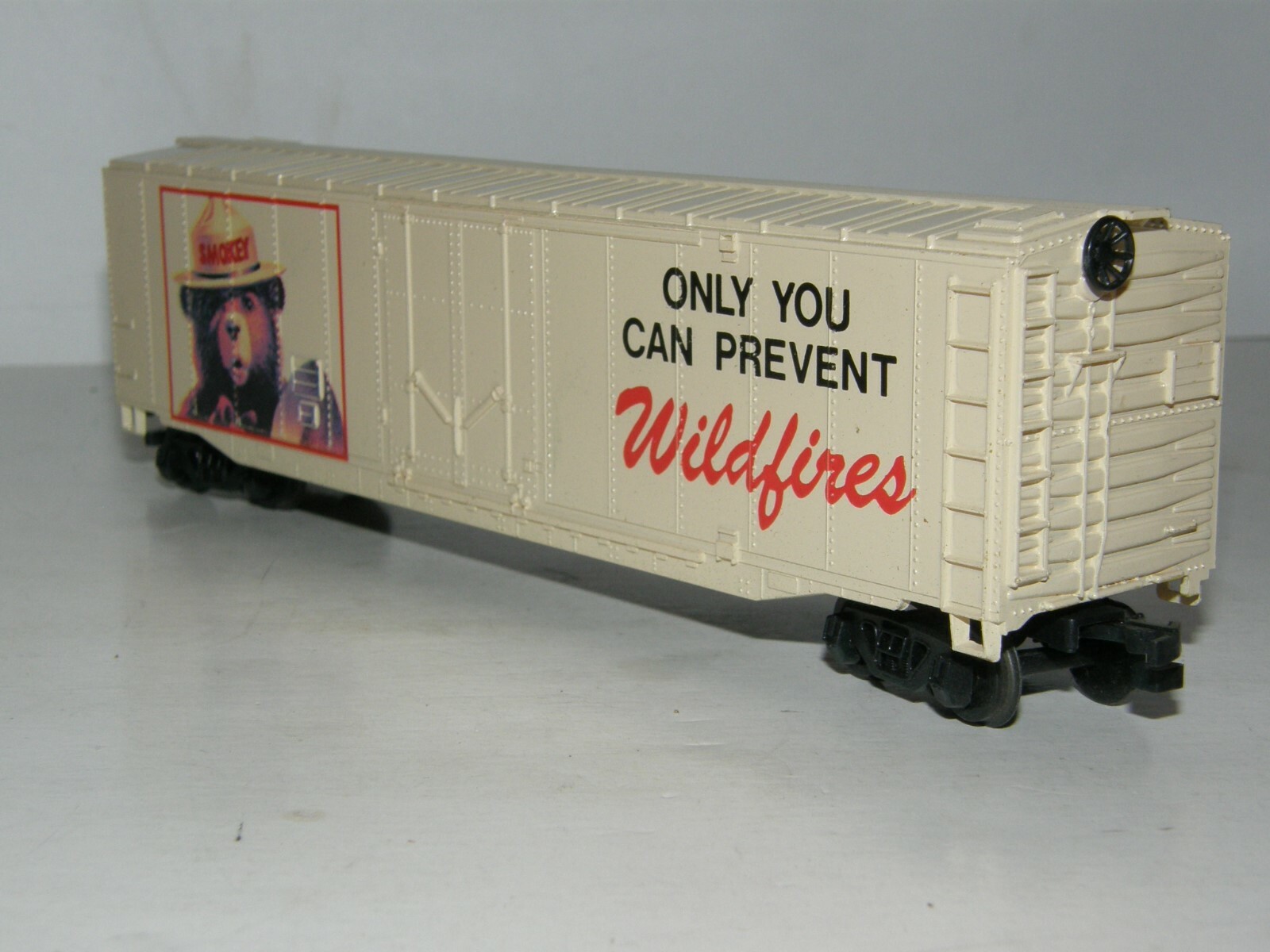 BACHMANN HO scale  SMOKEY THE BEAR 50' STEEL BOX CAR