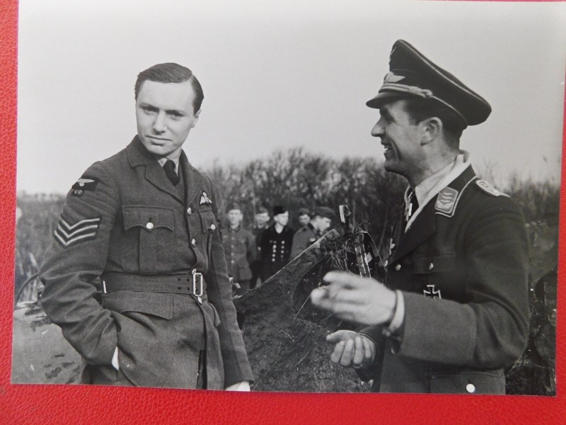 Photo Reedition Ecpa 39-45 Raf Spitfire Abattu Pilote Howard Squire Prisonnier 