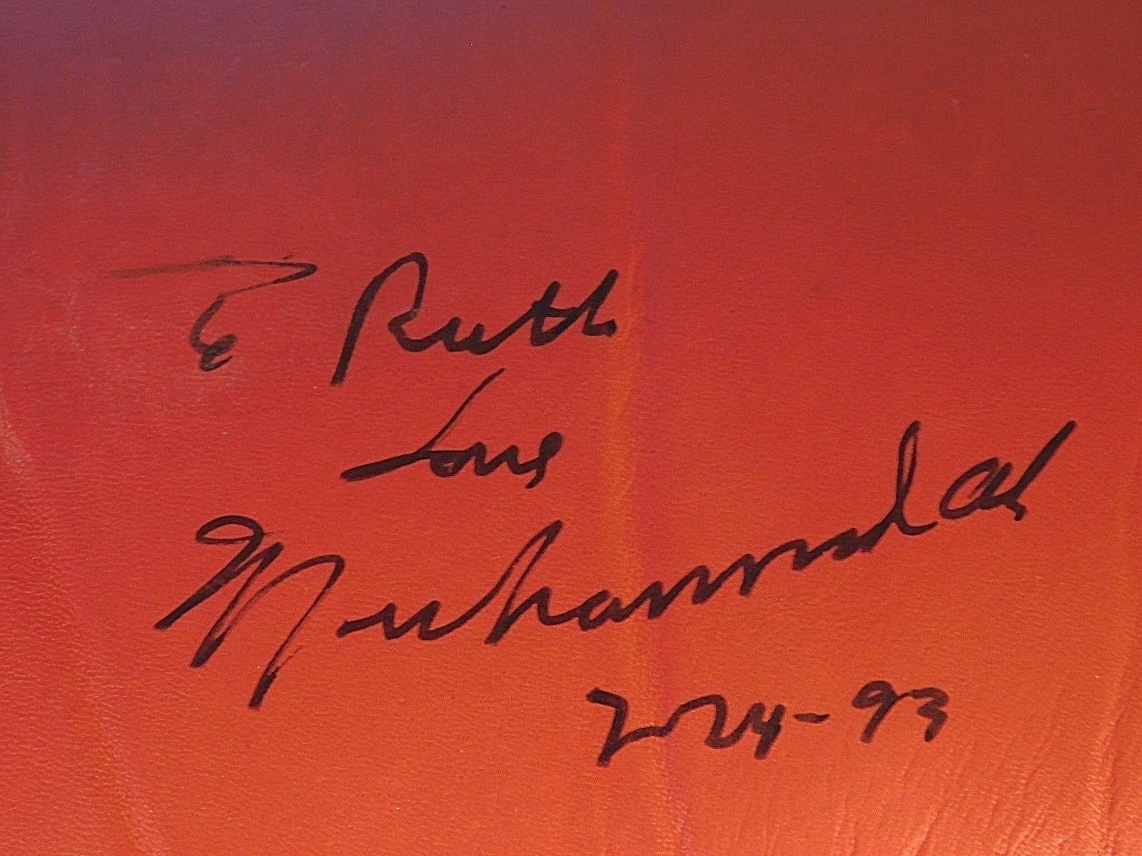 VINTAGE 1993 MUHAMMAD ALI SIGNED BOXING GLOVE WITH JSA LETTER OF AUTHENTICITY