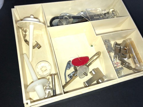 SINGER 640 GOLDEN TOUCH Sewing machine accessories and 17 Cam set