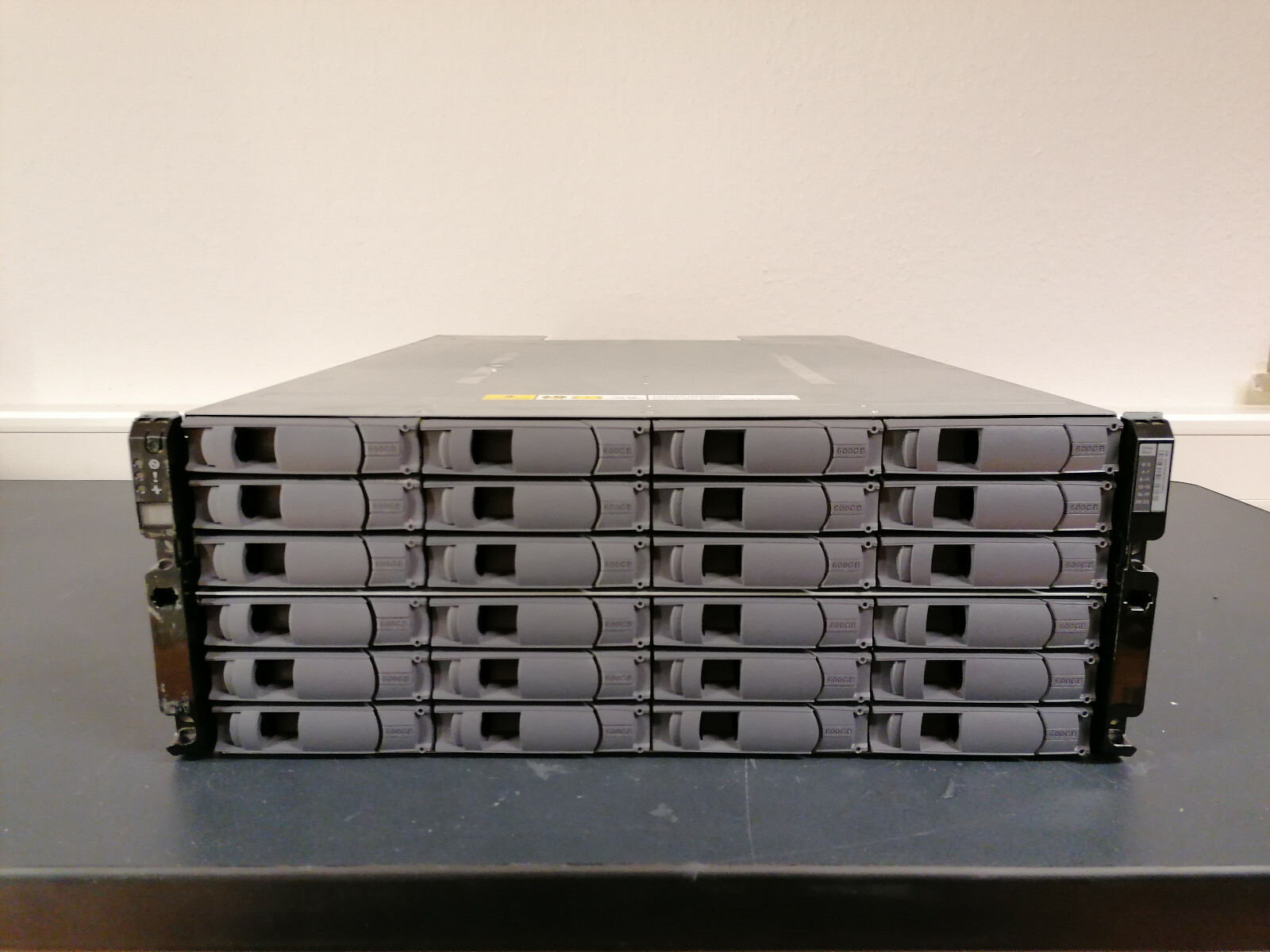 NETAPP DS4243 DISK SHELF NAJ0801 IOM3 24X 3,5" SAS DISK ARRAY 19
