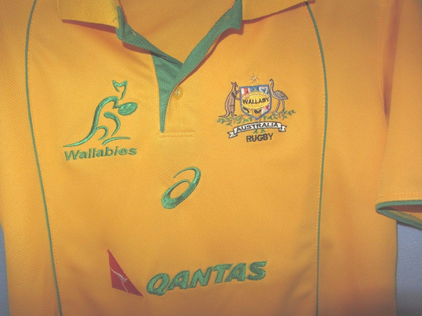 Austrailia Rugby Wallabies jersey shirt sz M sewn logos (fits smaller) Qantas