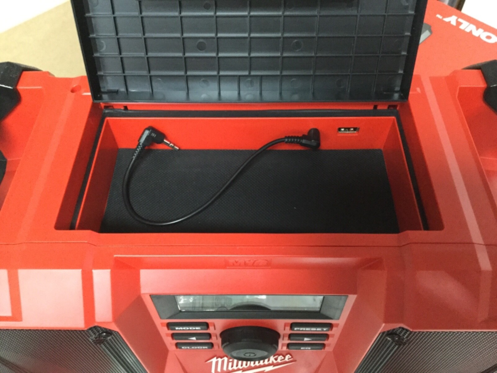 Milwaukee M18 18V Heavy-Duty Jobsite Radio - 289020