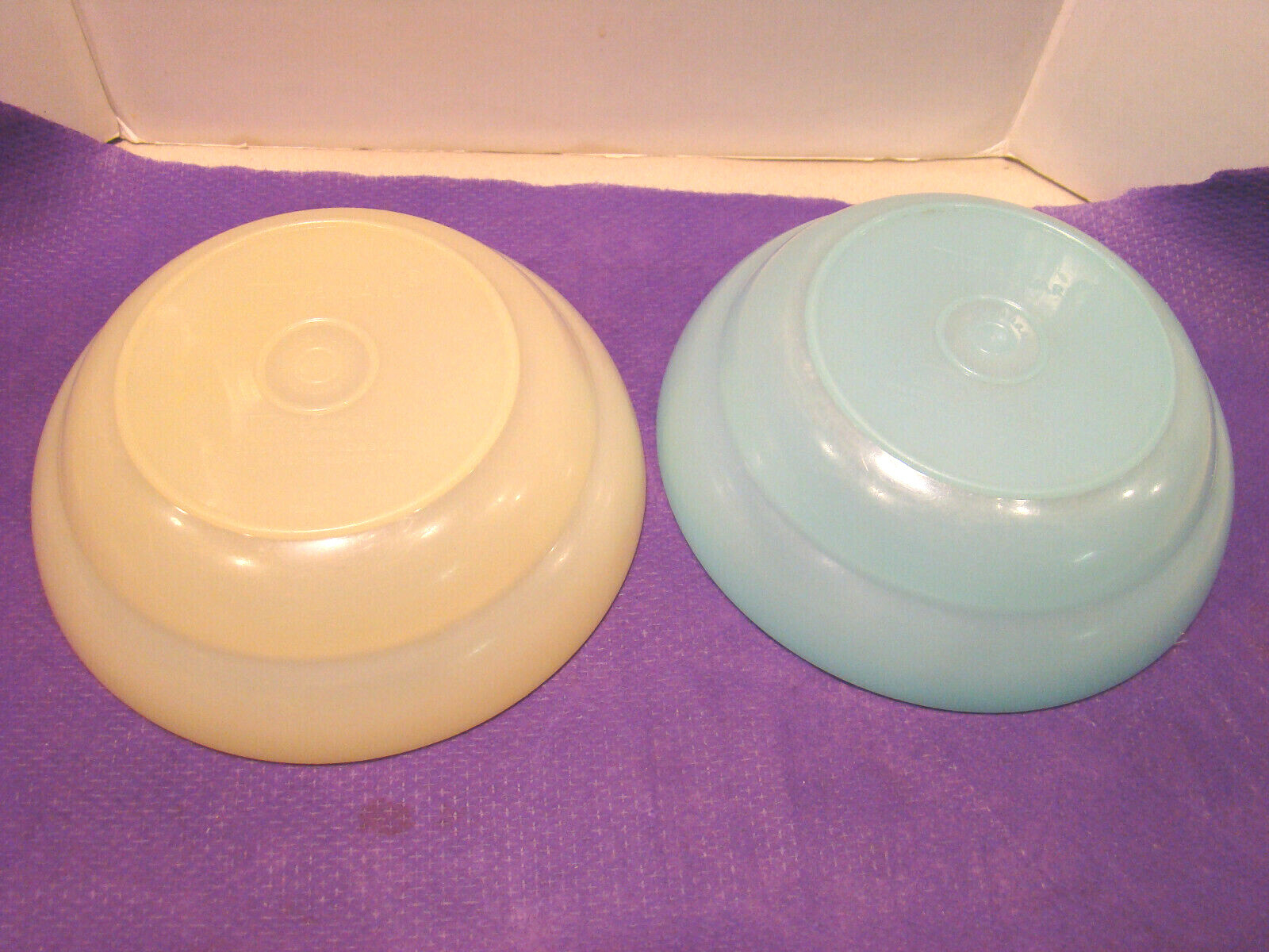 Tupperware 2 Cereal Bowls Yellow and Blue #155 with sheer lids - EUC