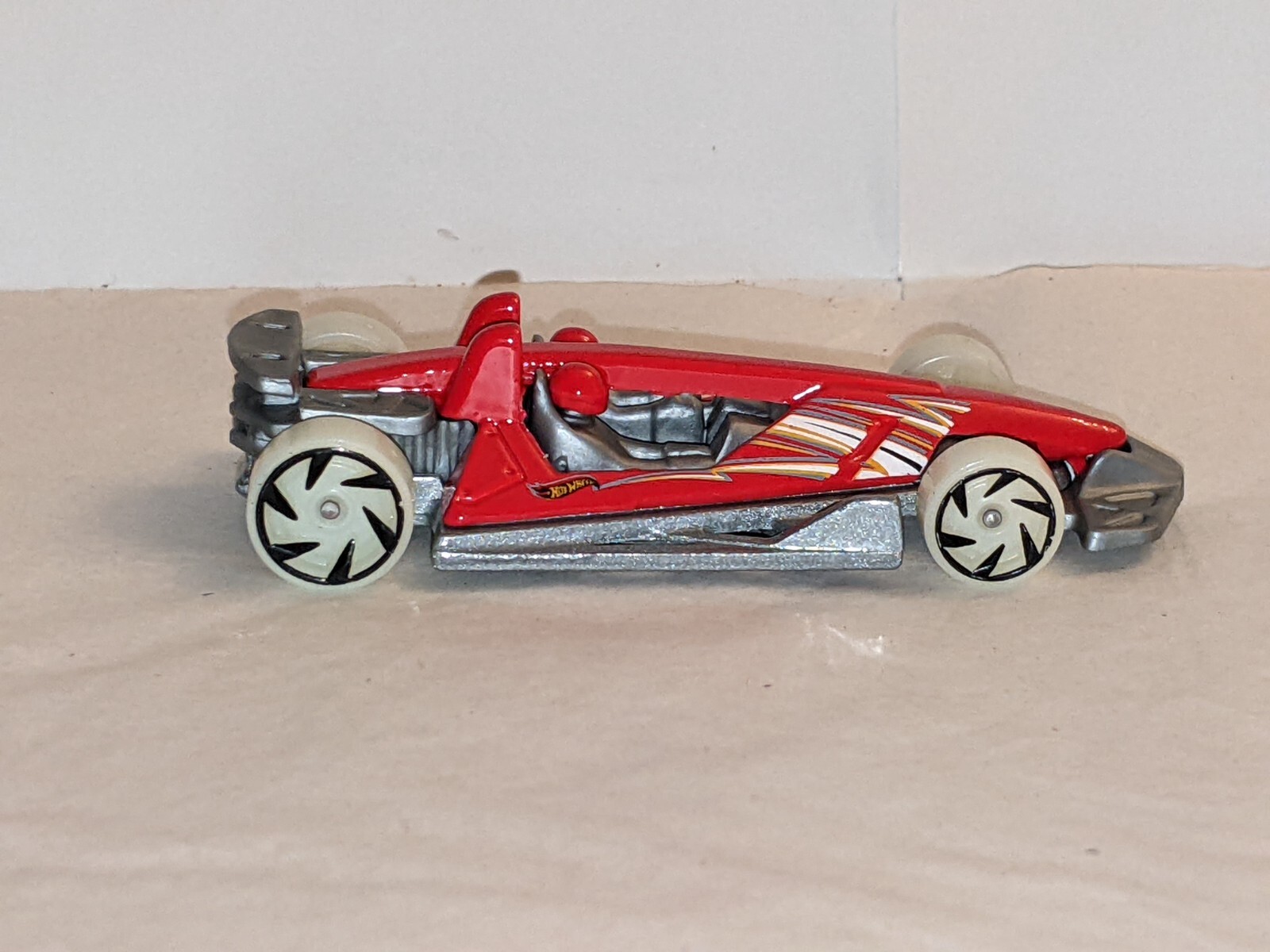 HOT WHEELS HW GLOW WHEELS 