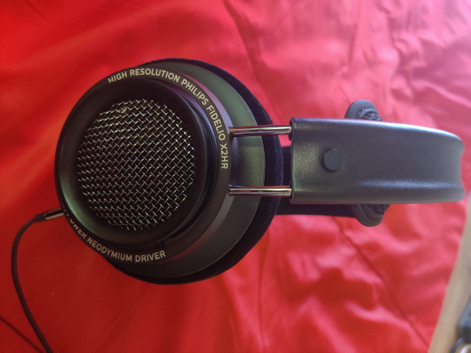 If you're into audio, tech and design, these new Philips Fidelio headphones  are made for you – The Luxe Review