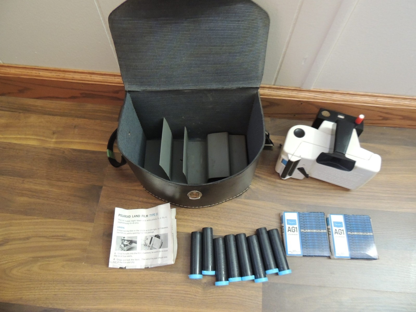 Polaroid Land Camera Swinger Model 20 With Case