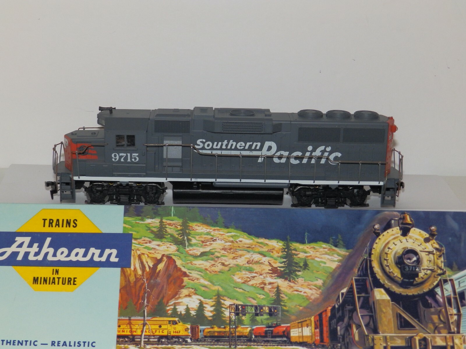 ATHEARN HO scale 4756 SOUTHERN PACIFIC #9715 GP-60 DIESEL ATHEARN HO scale 4756 SOUTHERN PACIFIC #9715 GP-60 DIESEL