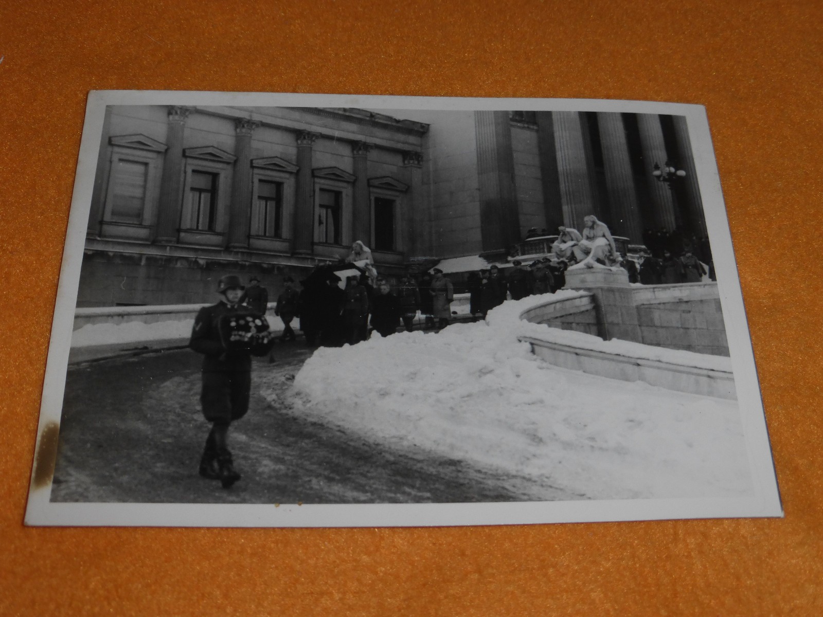 Gauhaus Wien Wehrmacht Trauerzug Offizier trgt Orden vorweg Foto 2.WK