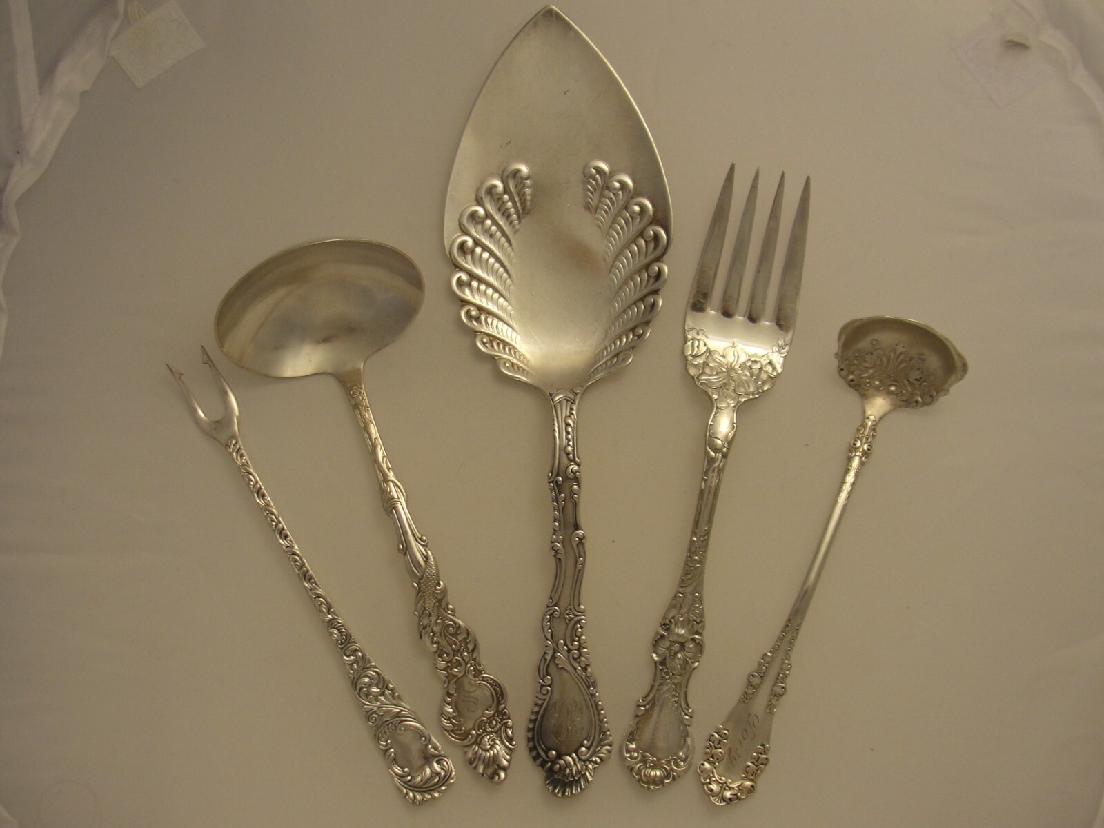 5 ANTIQUE ORNATE SILVER PLATE SERVING PIECES FORKS VICTORIAN MONOGRAM LOT *98